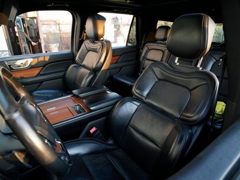 Used 2019 Lincoln Navigator Select image 21