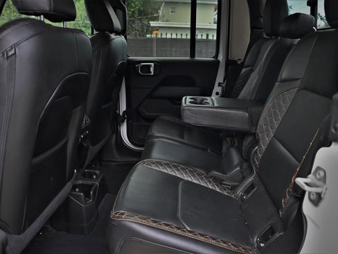 Used 2023 Jeep Gladiator Overland image 16