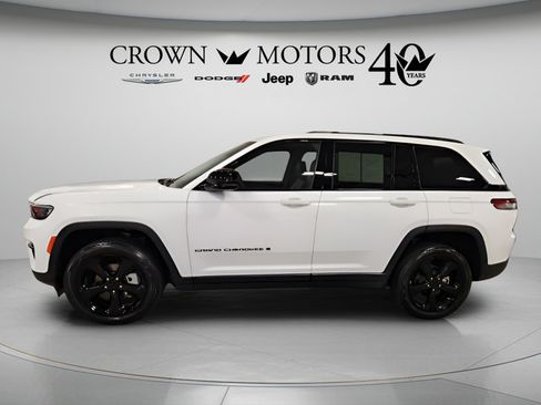 Used 2025 Jeep Grand Cherokee Limited w/ Black Appearance Package AWD/4WD image 6