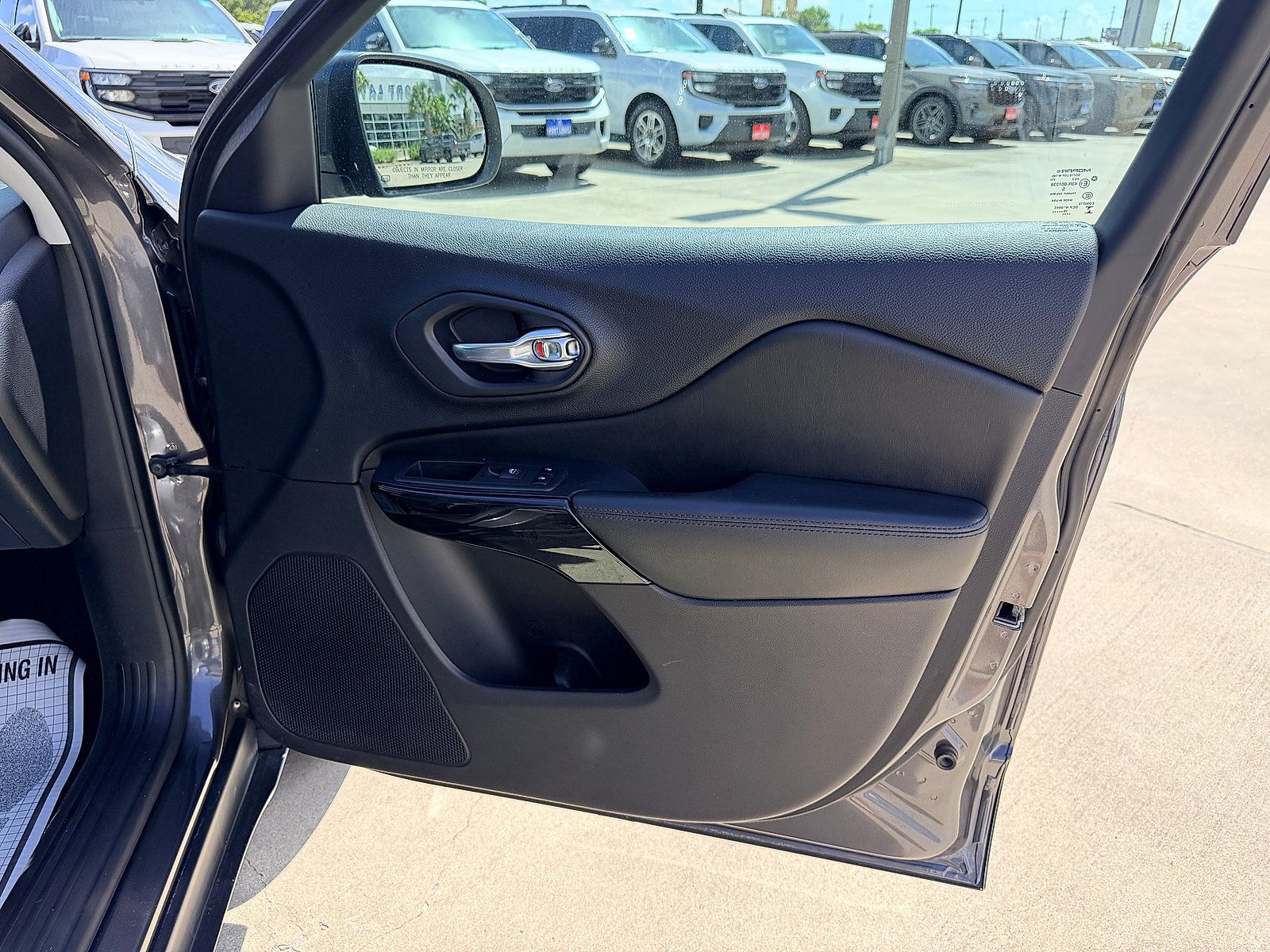 Used 2020 Jeep Cherokee Latitude Plus AWD/4WD image 13