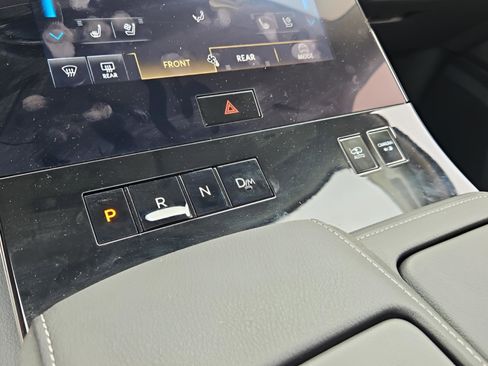 Used 2025 INFINITI QX80 Sensory image 17