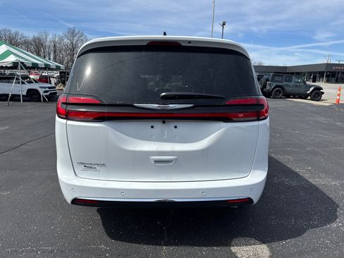 New 2026 Chrysler Pacifica Select image 4