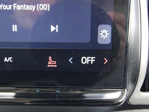 Used 2025 Ford Expedition Active image 32