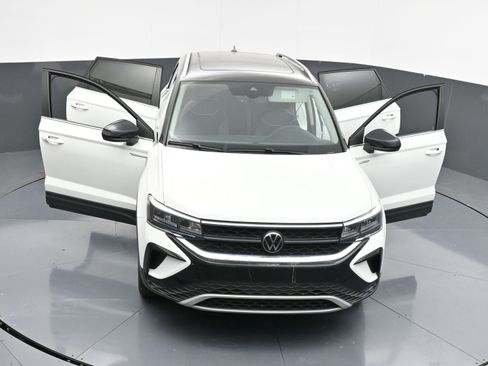 Used 2024 Volkswagen Taos SE w/ Panoramic Sunroof Package image 40