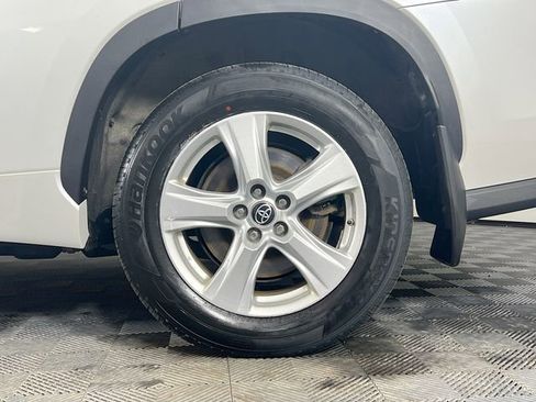 Used 2023 Toyota Highlander LE AWD/4WD image 32