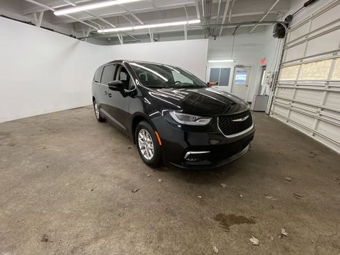 Used 2024 Chrysler Pacifica Touring-L image 8