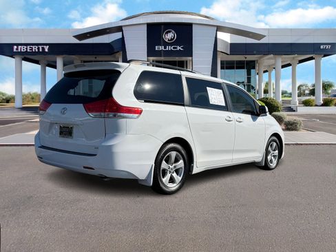 Used 2014 Toyota Sienna LE image 3