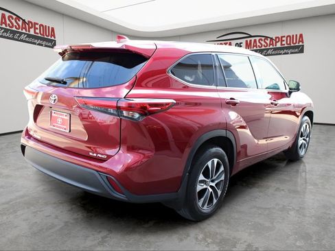 Used 2021 Toyota Highlander XLE AWD/4WD image 5