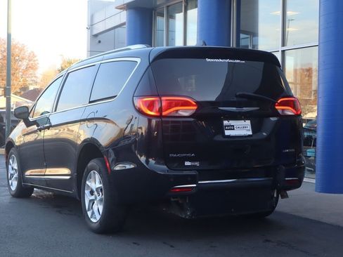 Used 2020 Chrysler Pacifica Limited image 4