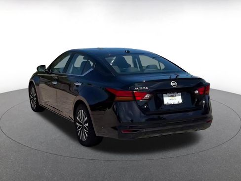 Used 2025 Nissan Altima 2.5 SV FWD image 9