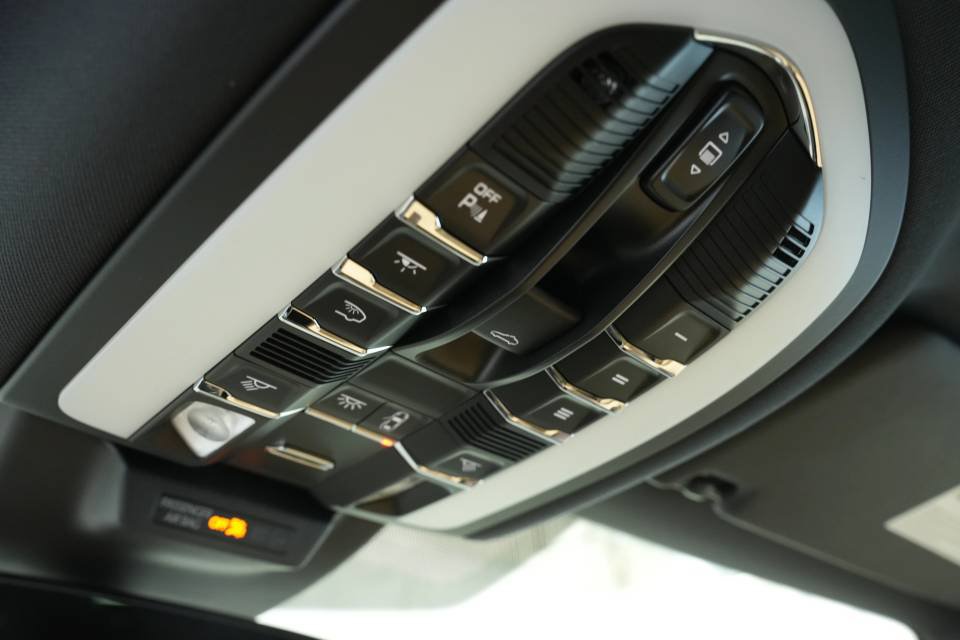 Certified 2026 Porsche Macan AWD/4WD image 36