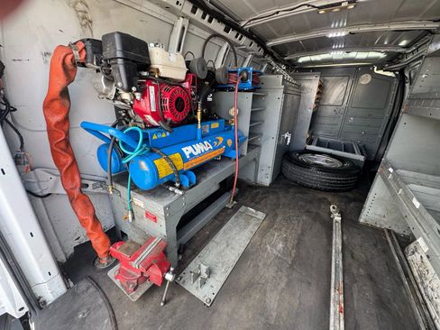 Used 2017 Chevrolet Express 3500 Extended image 19