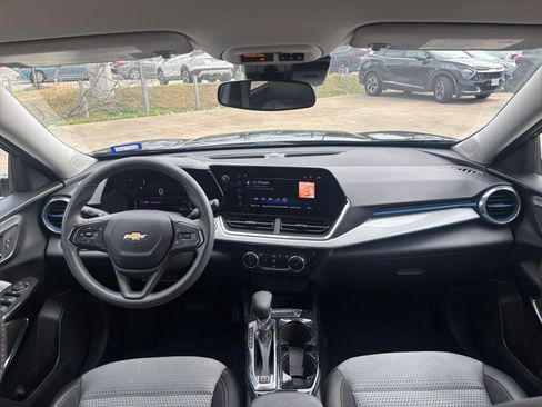 Used 2025 Chevrolet Trax LT image 32