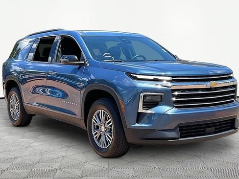 Used 2025 Chevrolet Traverse LT w/ Driver Confidence Package FWD image 1