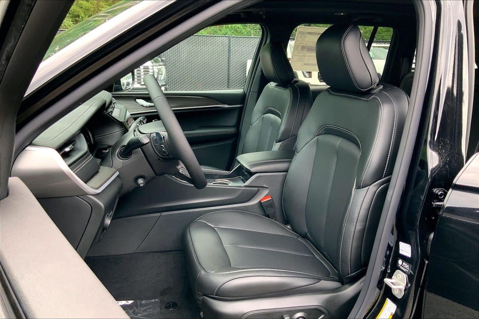 New 2026 Jeep Grand Cherokee Limited w/ Luxury Tech Group II AWD/4WD image 9