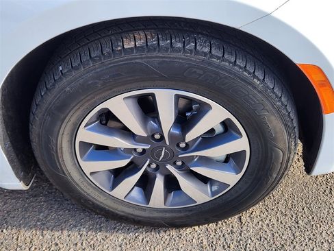 Used 2024 Chrysler Pacifica Select image 16