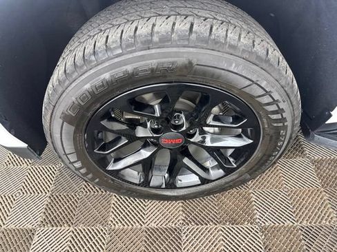 Used 2022 GMC Yukon SLE w/ Gmc Pro Safety Plus Package AWD/4WD image 30