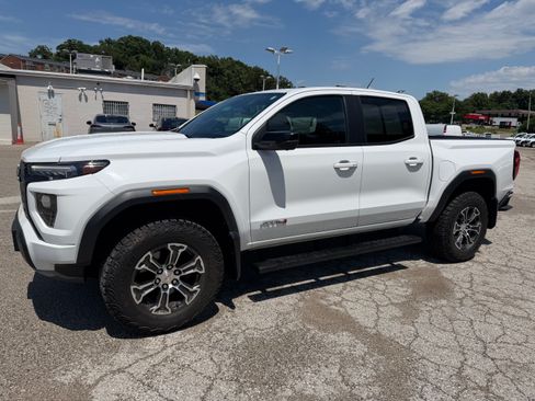 Used 2023 GMC Canyon AT4 w/ AT4 Premium Package AWD/4WD image 3