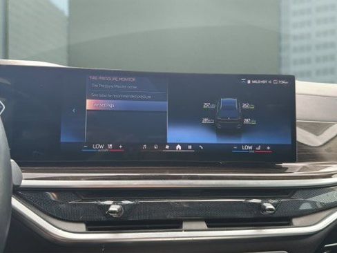 Used 2025 BMW X7 xDrive40i w/ Premium Package AWD/4WD image 25