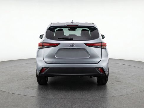 Used 2025 Toyota Highlander LE FWD image 7