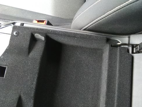 Used 2023 Jeep Grand Cherokee Laredo image 16