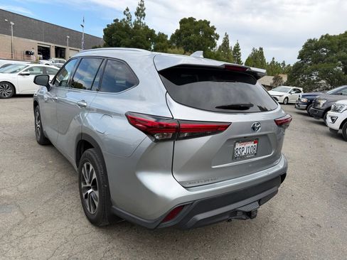 Used 2020 Toyota Highlander XLE AWD/4WD image 3