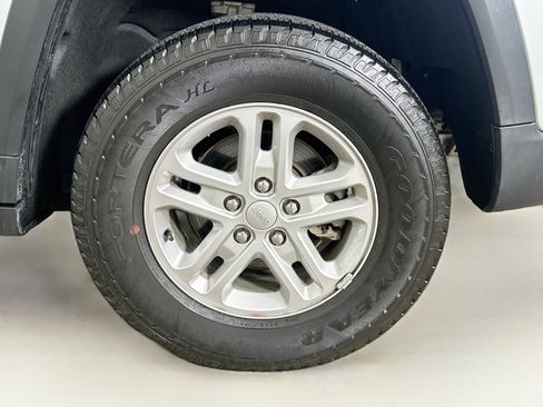 Used 2023 Jeep Grand Cherokee Laredo AWD/4WD image 11