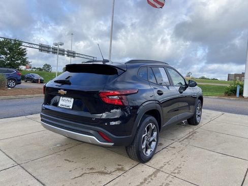 Used 2025 Chevrolet Trax LT w/ LT Convenience Package FWD image 11