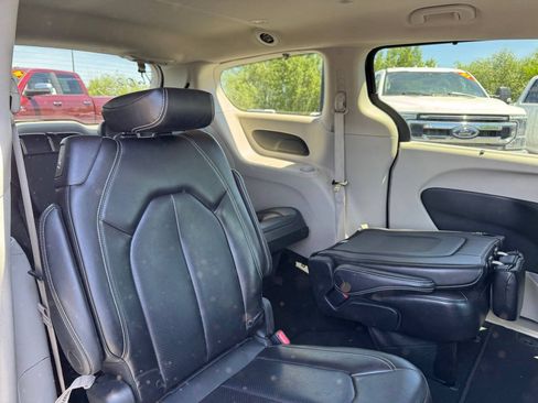 Used 2023 Chrysler Pacifica Touring-L FWD image 14