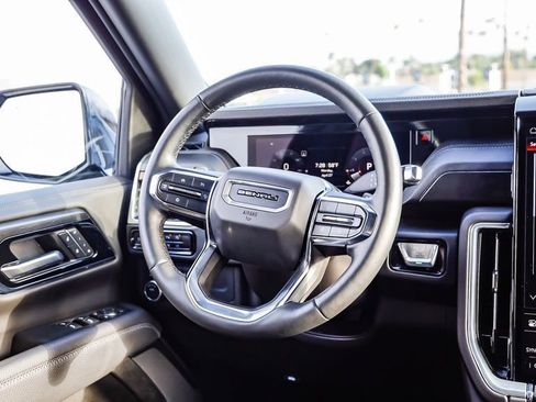 Used 2025 GMC Yukon XL Denali AWD/4WD image 18