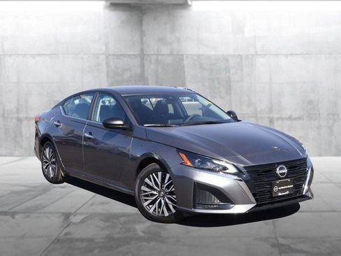 Used 2025 Nissan Altima 2.5 SV image 2