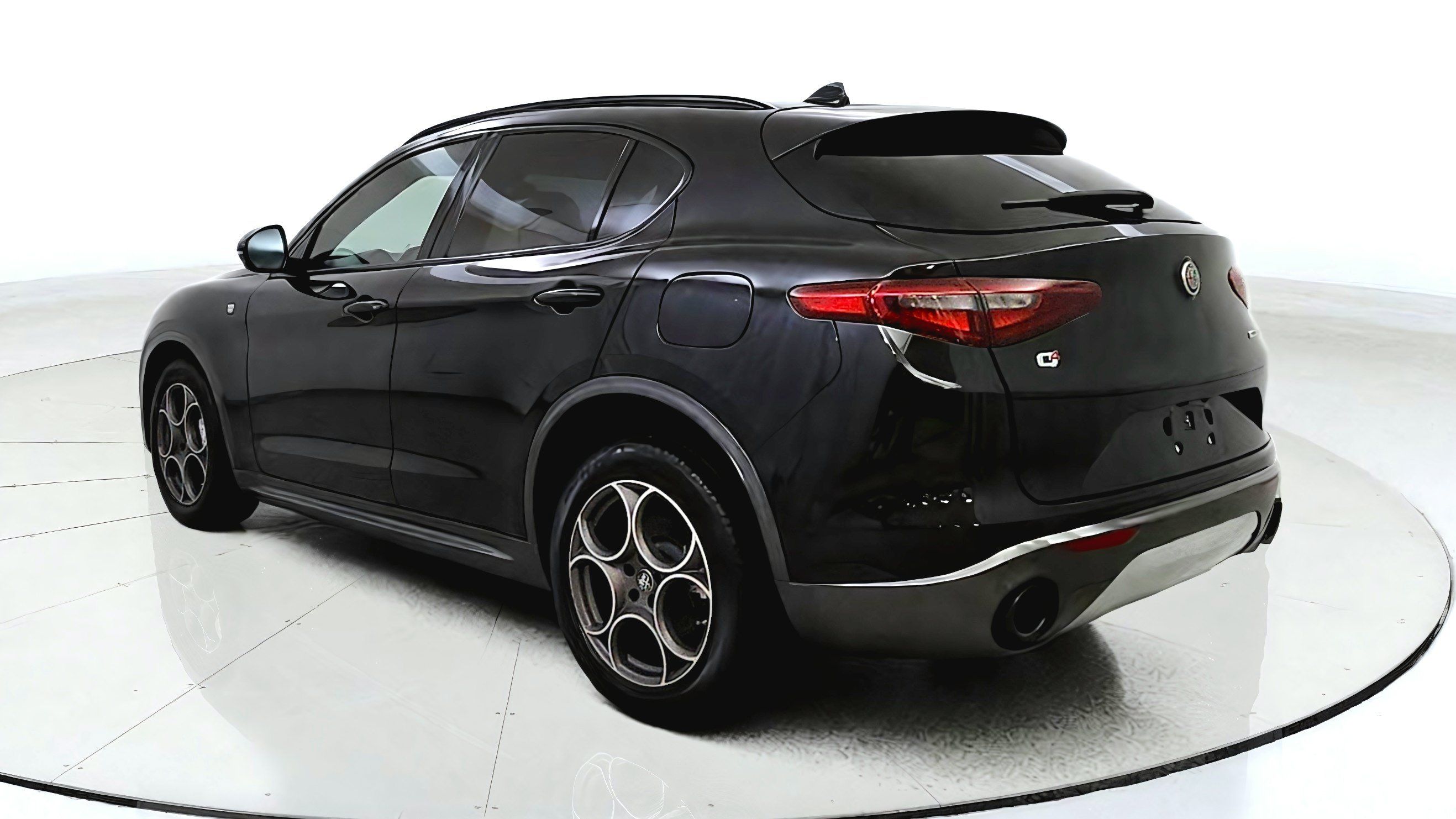 Used 2023 Alfa Romeo Stelvio Ti AWD/4WD image 5