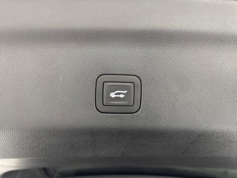 Used 2025 Chevrolet Suburban Z71 w/ Comfort Package image 33