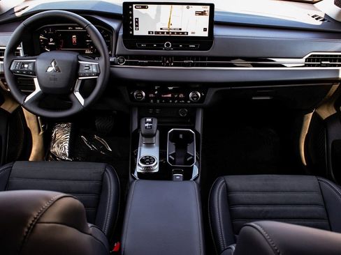 New 2025 Mitsubishi Outlander SE image 37