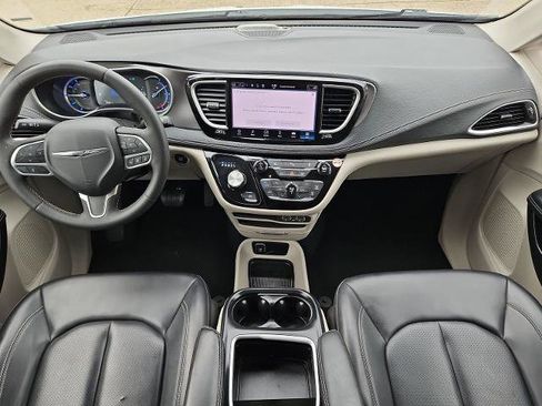 Used 2023 Chrysler Pacifica Touring-L FWD image 19