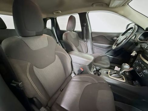 Used 2016 Jeep Cherokee Latitude w/ Cold Weather Group image 27