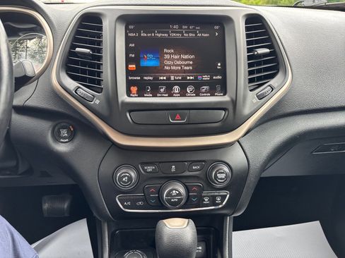 Used 2016 Jeep Cherokee Latitude w/ Comfort/Convenience Group AWD/4WD image 29