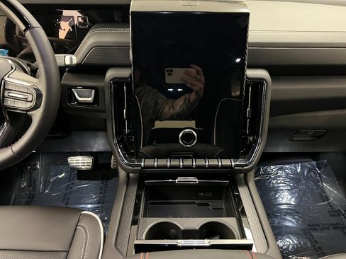 New 2026 GMC Yukon XL AT4 Ultimate AWD/4WD image 9