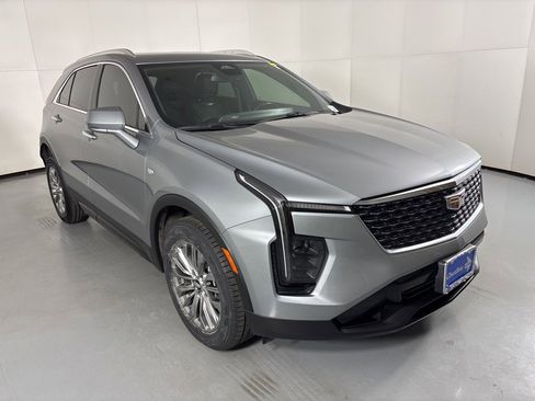 Used 2024 Cadillac XT4 Premium Luxury image 2