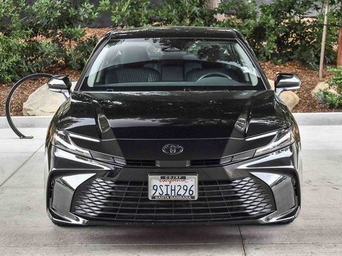 Used 2025 Toyota Camry Hybrid image 2