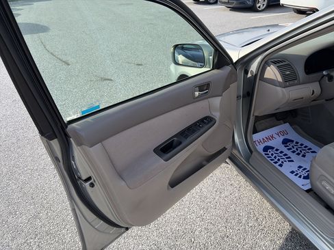 Used 2005 Toyota Camry image 10
