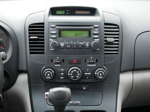 Used 2008 Hyundai Entourage image 15