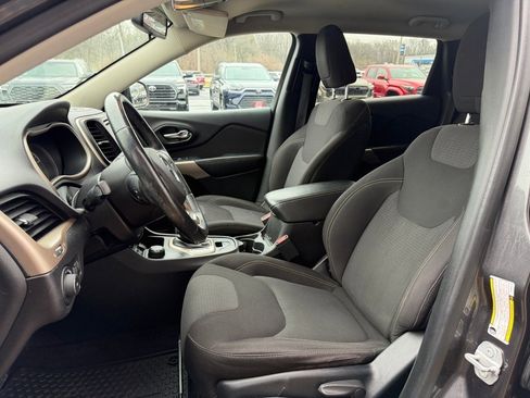 Used 2017 Jeep Cherokee Latitude w/ Cold Weather Group image 10