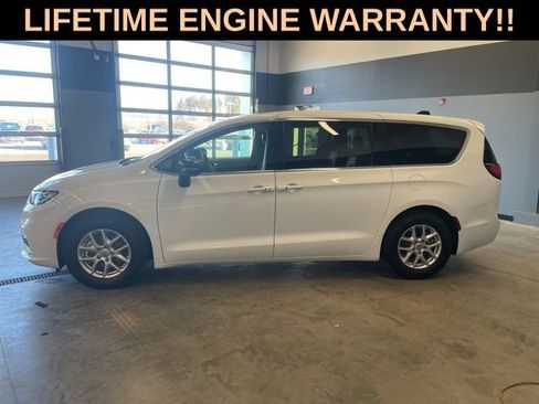Used 2024 Chrysler Pacifica Touring-L FWD image 5