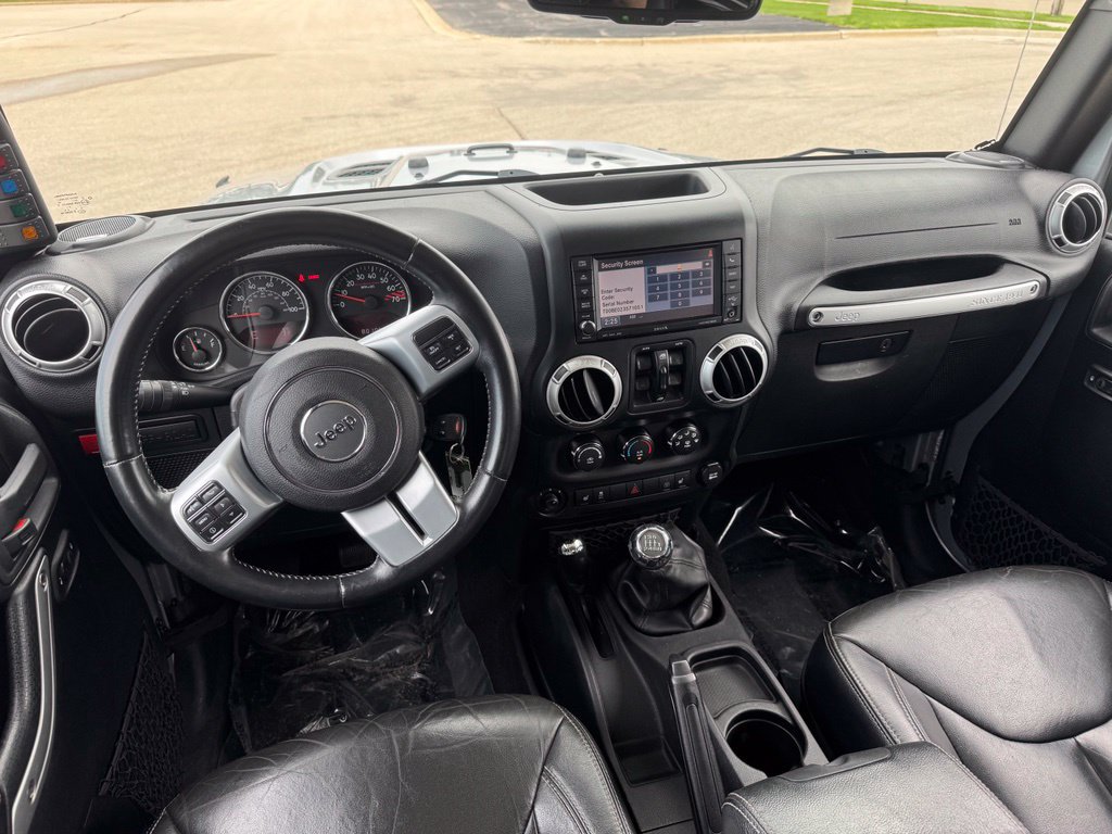 Used 2015 Jeep Wrangler Unlimited Rubicon AWD/4WD image 4
