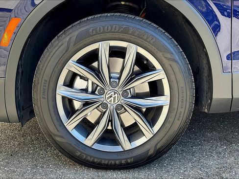 Certified 2022 Volkswagen Tiguan SE w/ Panoramic Sunroof Package image 8