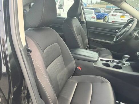 Used 2025 Nissan Altima 2.5 SV FWD image 10