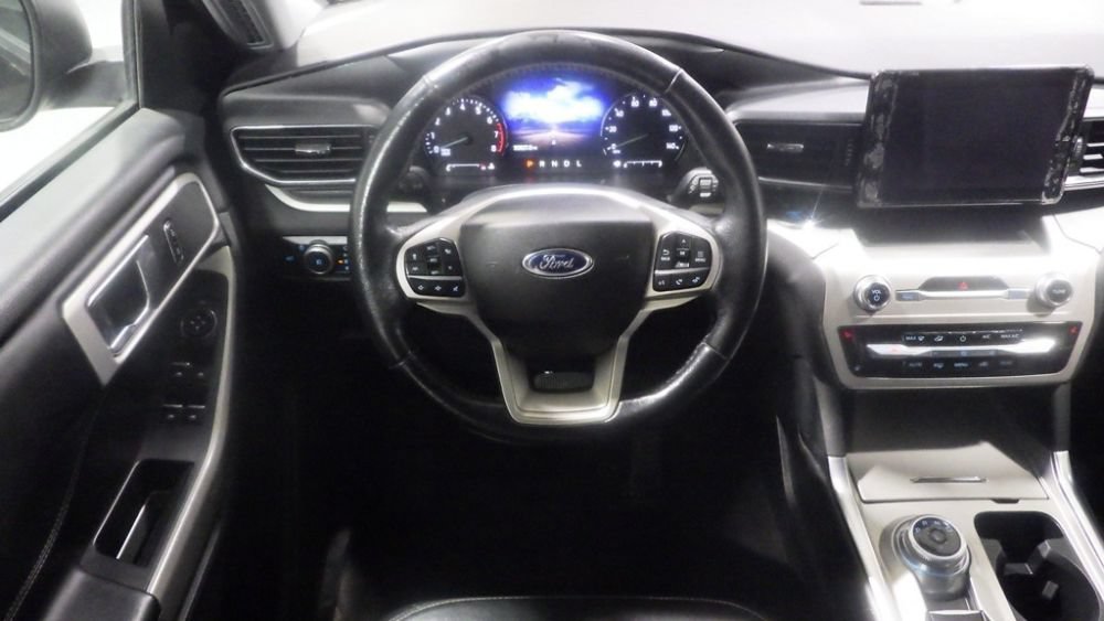 Used 2022 Ford Explorer XLT w/ Equipment Group 202A AWD/4WD image 9