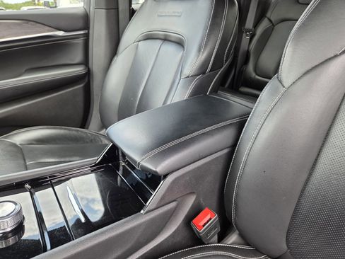 Used 2023 Jeep Grand Cherokee Overland RWD image 31
