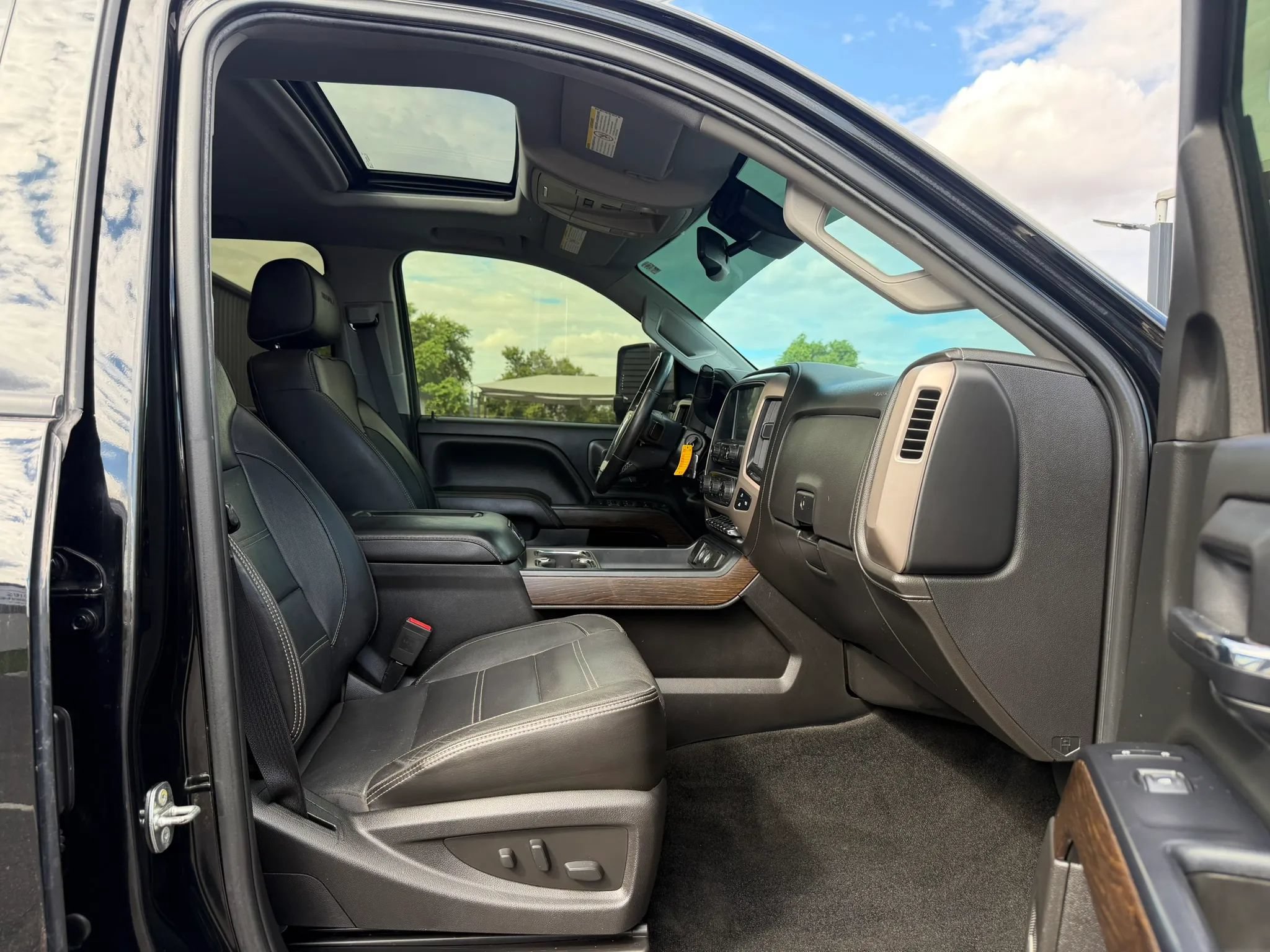 Used 2017 GMC Sierra 2500 Denali w/ Duramax Plus Package AWD/4WD image 32